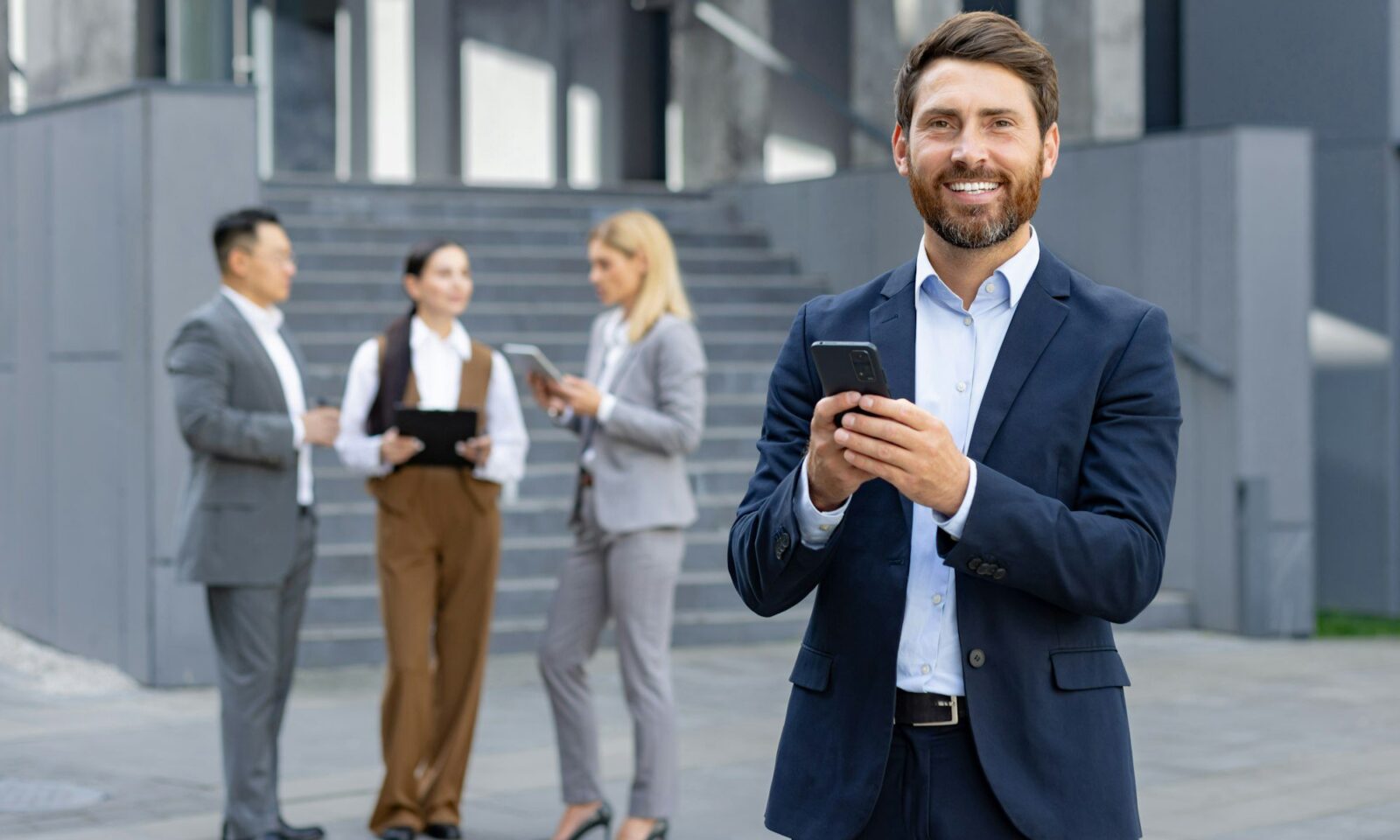professionnels-d'affaires-utilisant-des-téléphones-devant-un-immeuble-d'entreprise