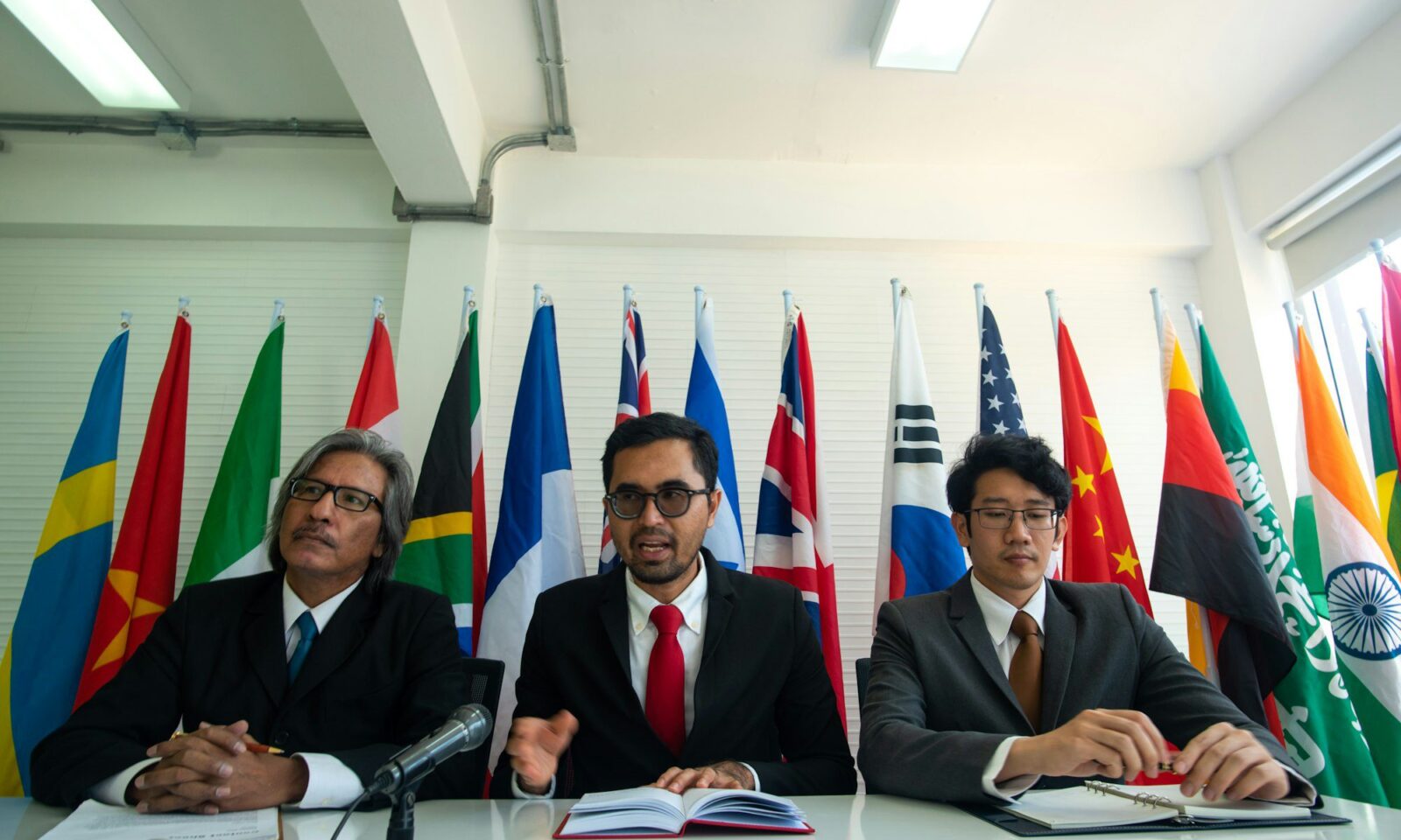 businessmen-are-negotiating-international-trade-