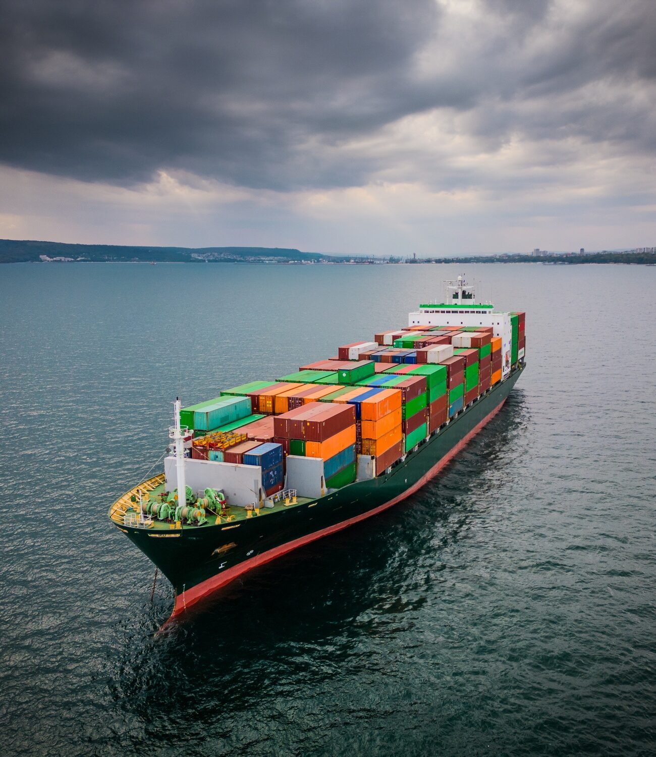 Un porte-conteneurs chargé en mer, vue aérienne, concept de commerce et de transport international