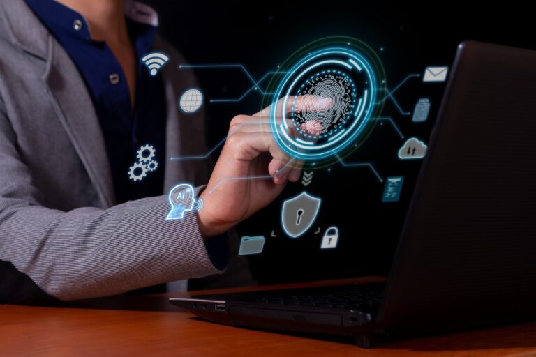 Un homme utilisant des technologies biométriques de cybersécurité pour accéder à ses données, à ses logiciels et à son espace de travail.