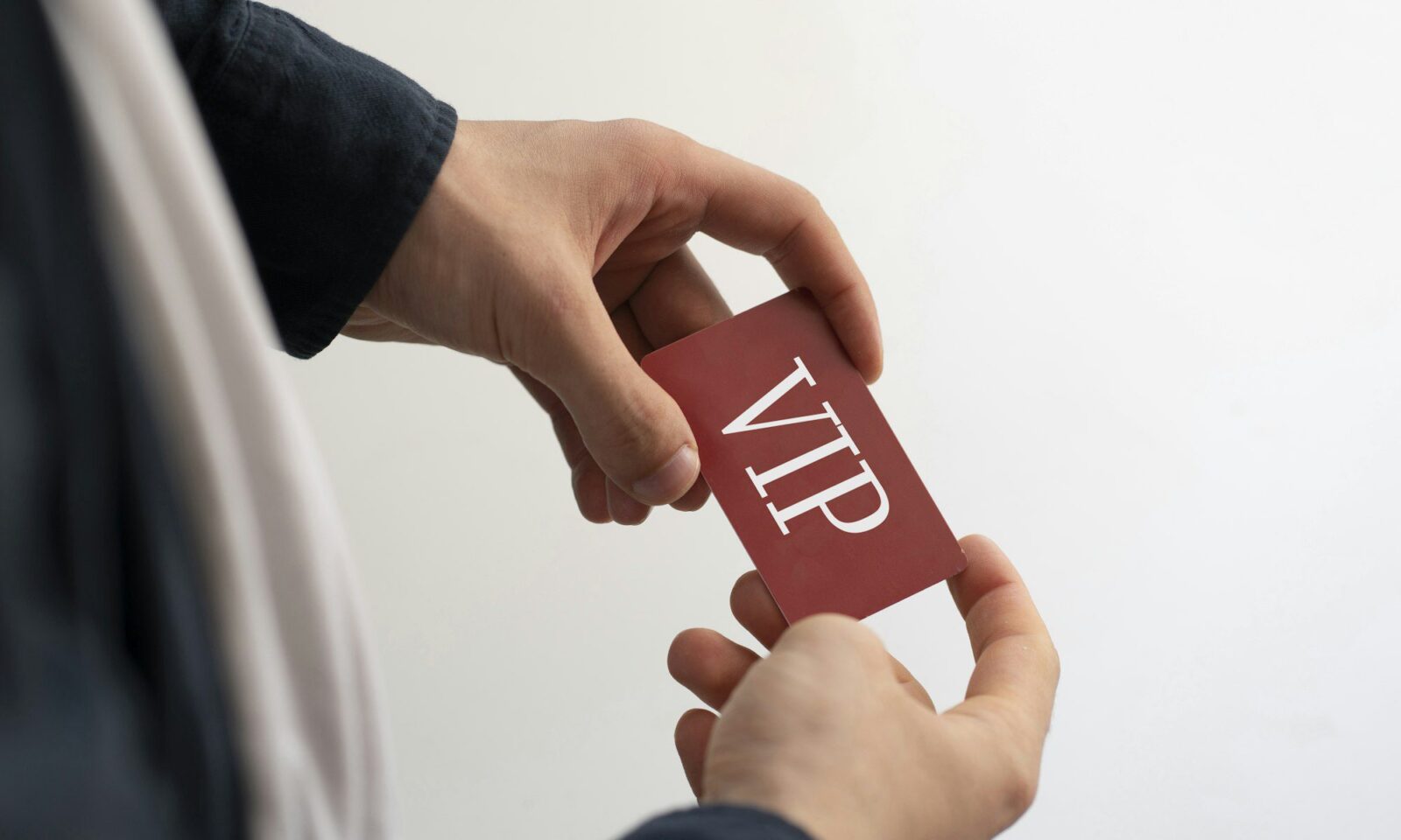 une-personne-montrant-carte-vip-passe-acces-exclusif-adhesion