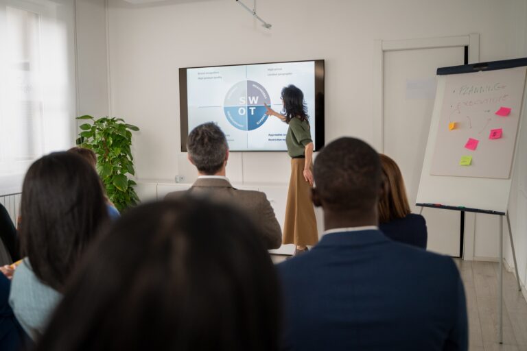 analyse présentation équipe commerciale diversifiée réunion de stratégie formation professionnelle séminaire