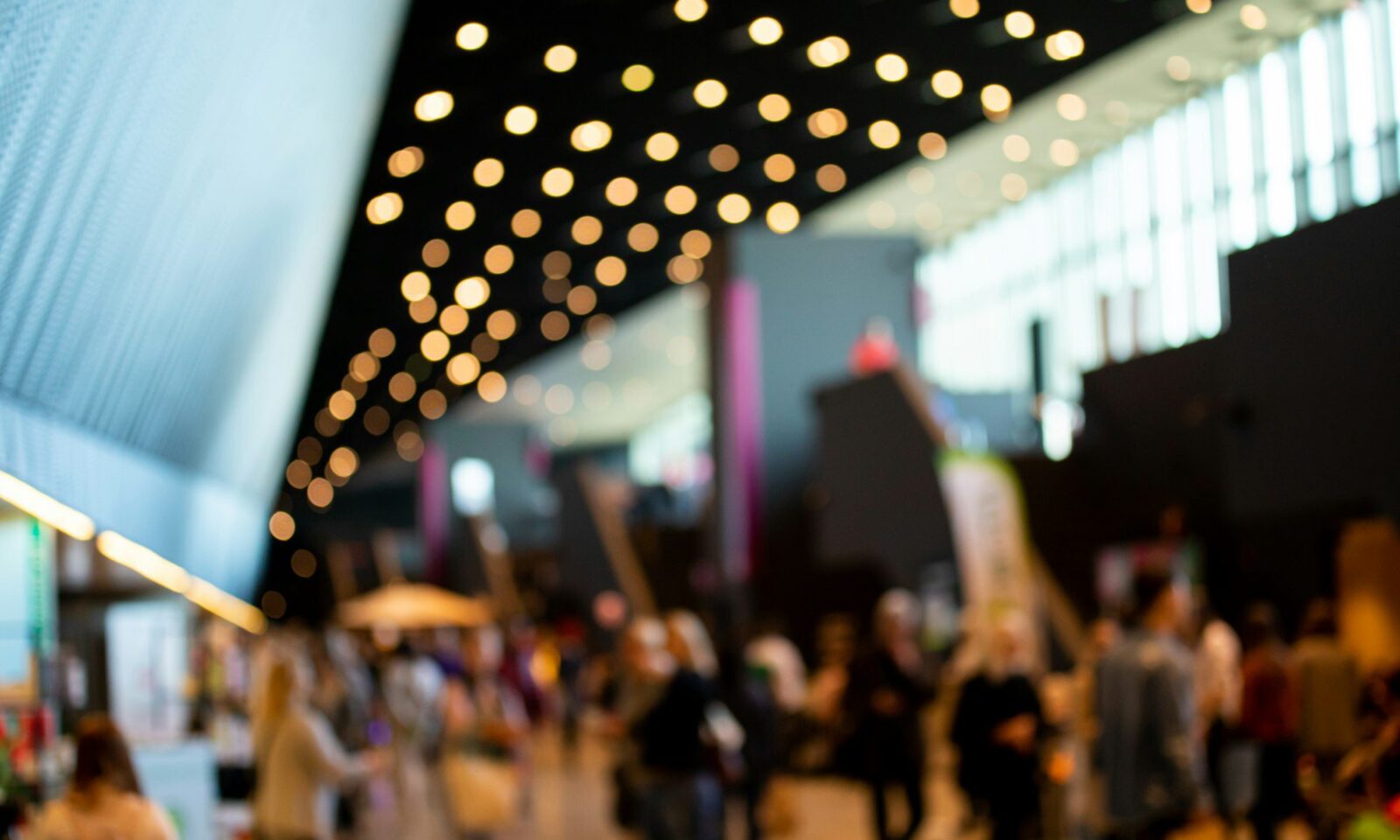 foule-floue-de-personnes-dans-un-interieur-moderne-lors-d-un-evenement