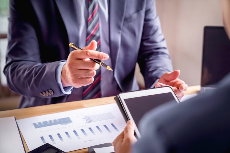 Réunion de conseil en affaires en cours, travail et remue-méninges, discussion de la stratégie commerciale, analyse