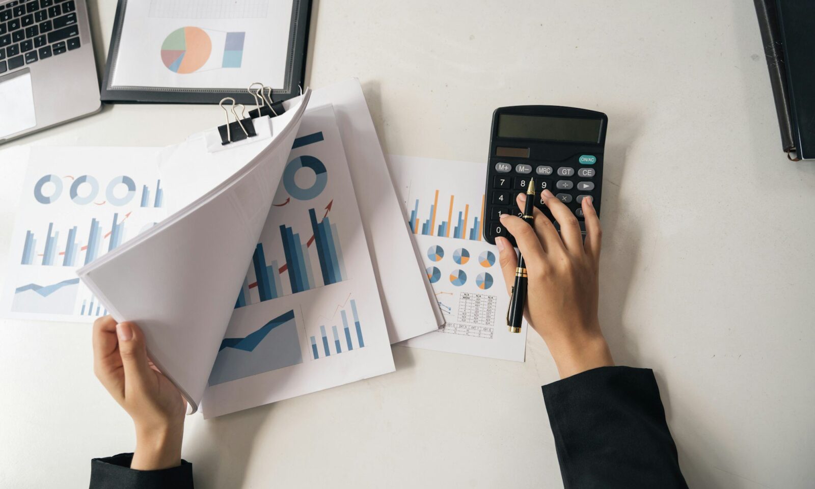 business-woman-accountant-or-banker-making-calculations-savings-business-financing-accounting-banki