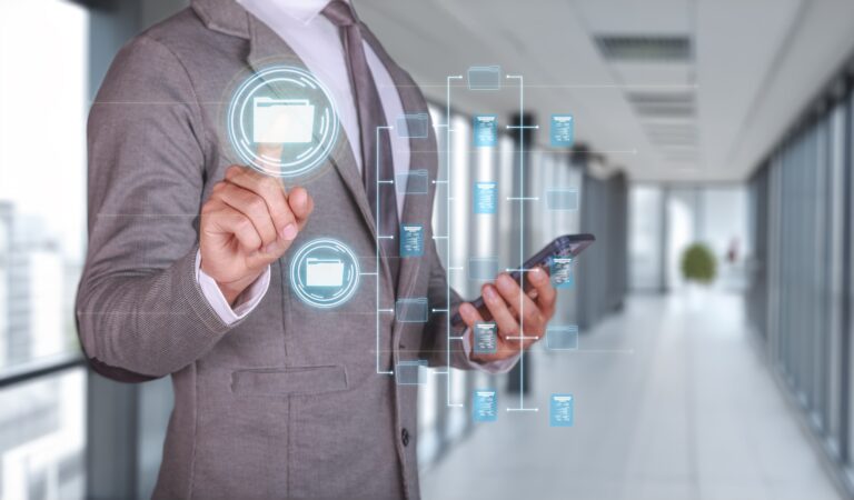 Imprenditore che utilizza un sistema di gestione documentale per conservare in modo sicuro i file digitali