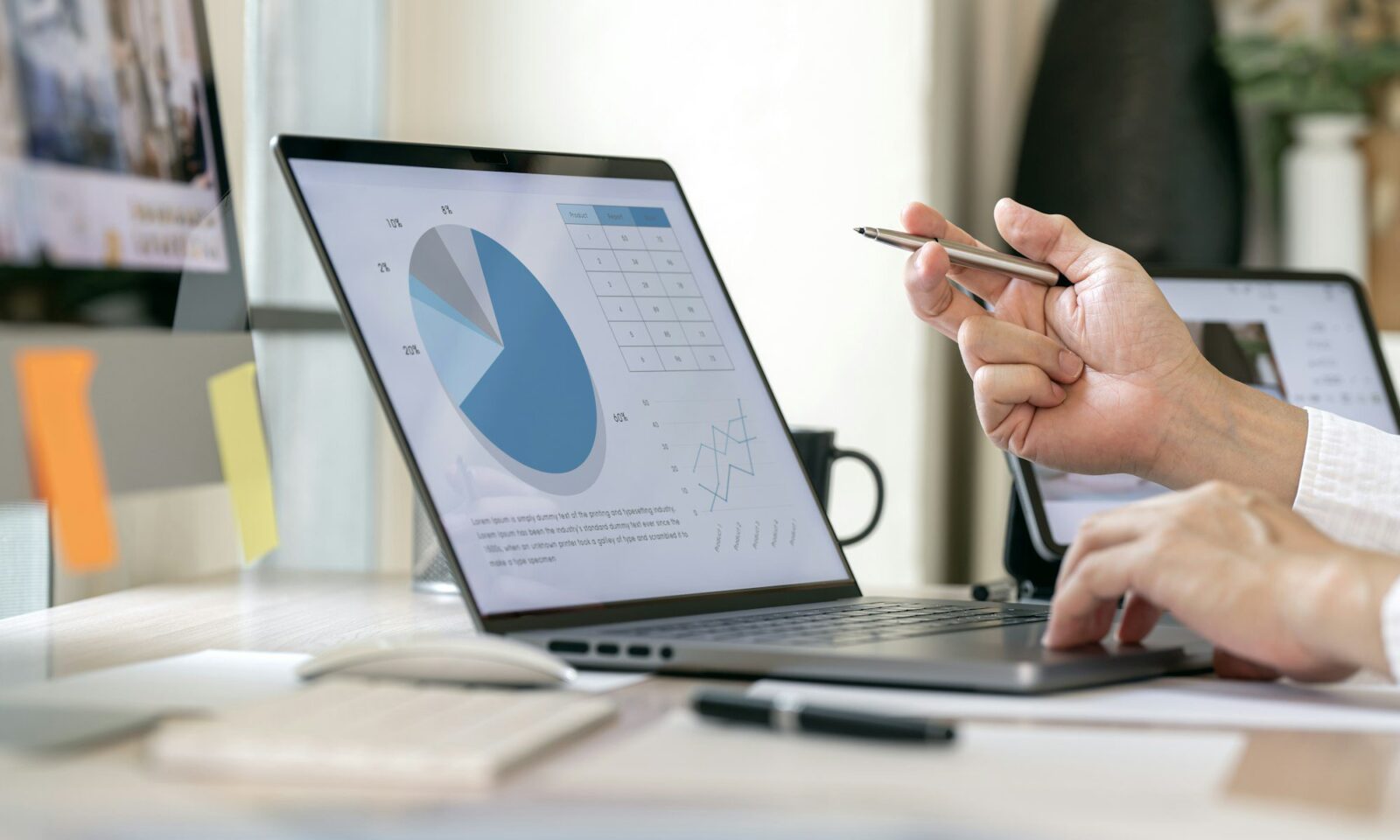 homme-d'affaires-utilisant-ordinateur-portable-analyser-graphique-croissance-entreprise-et-planification-stratégie-marketing