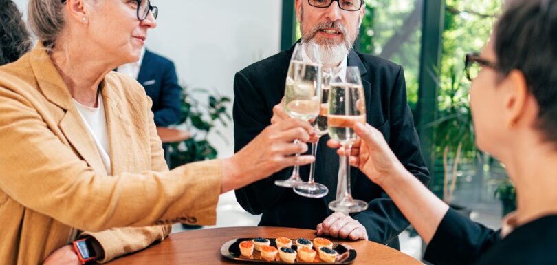 Hommes et femmes d'affaires lors d'une réception d'entreprise