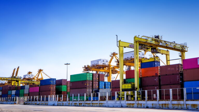 Conteneurs dans le centre logistique international
