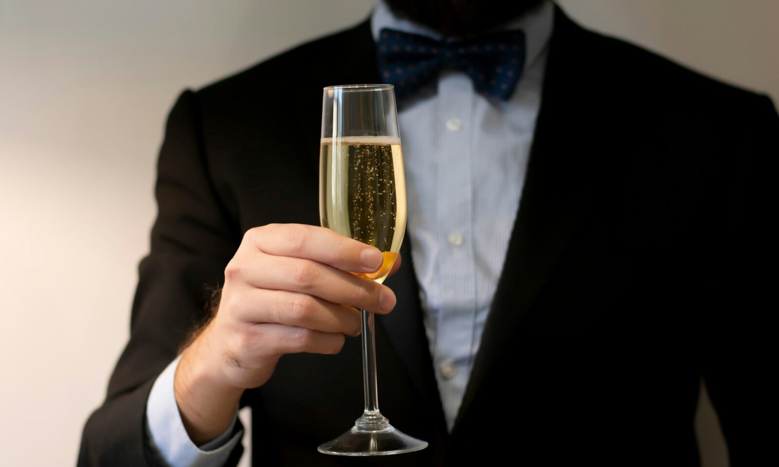 evenement-corporatif-homme-jeune-tenant-verre-de-champagne