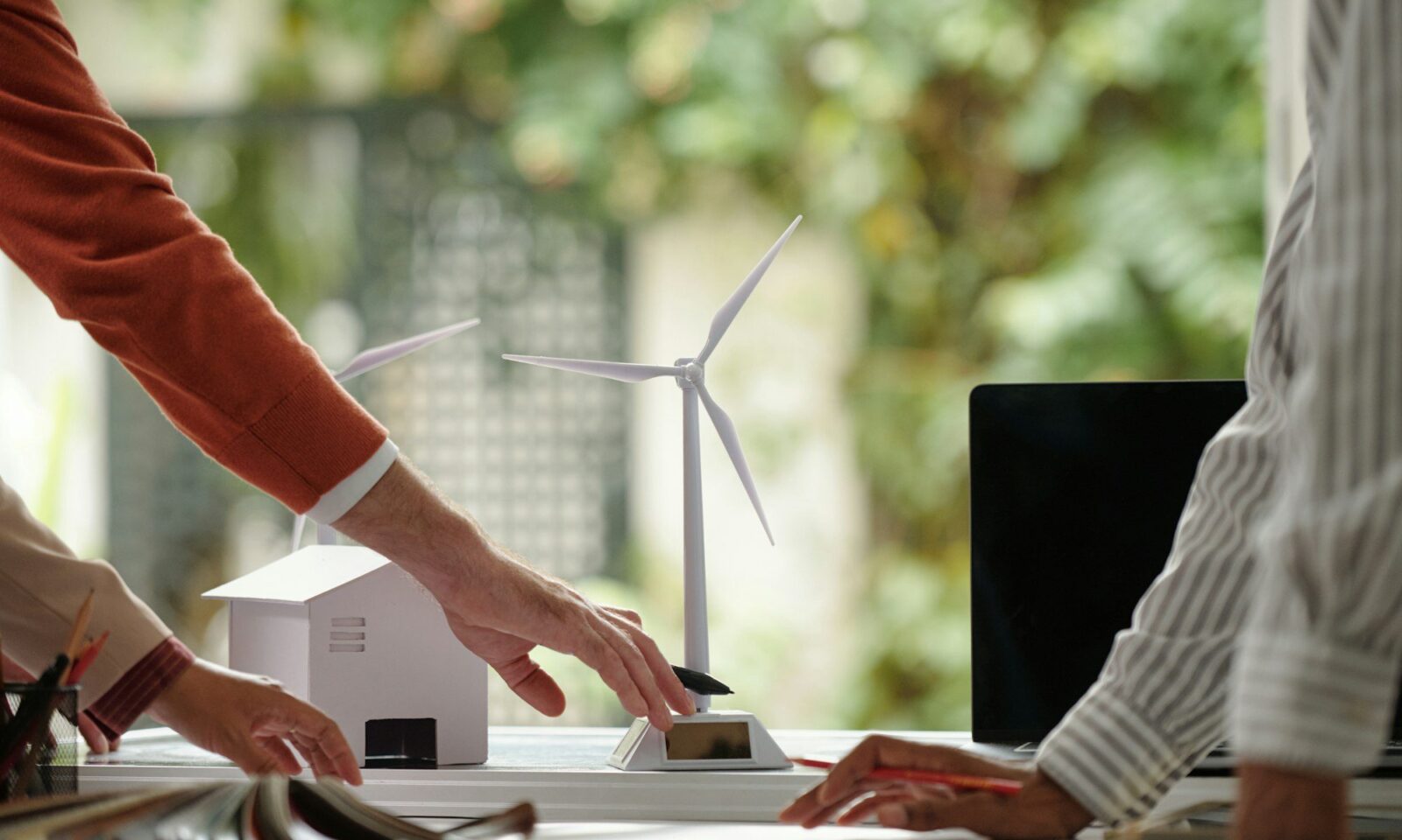 discutiendo-proyecto-inmobiliario-sostenible