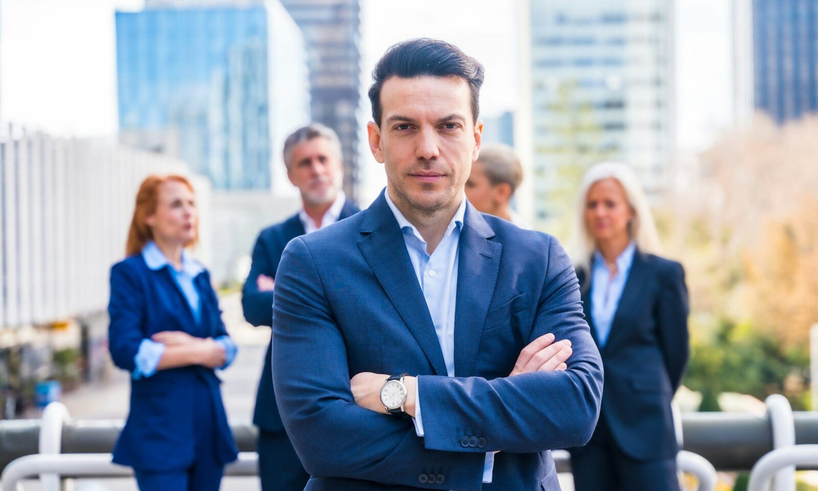 retrato executivo com equipe empresarial em distrito comercial moderno