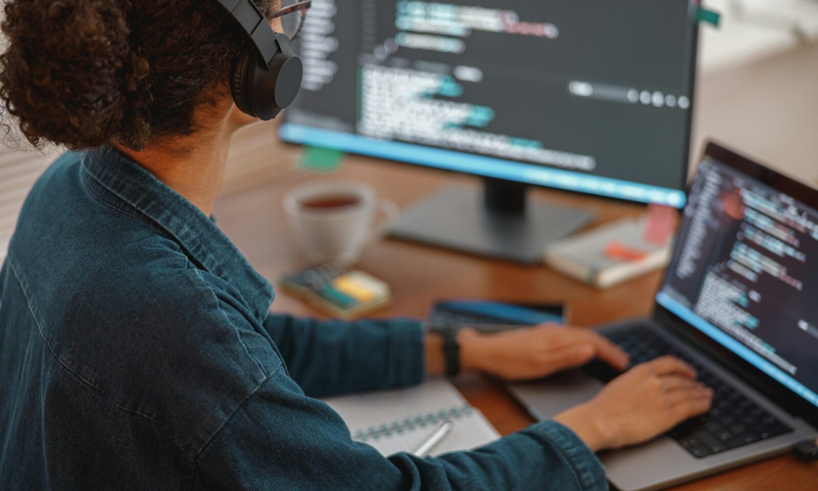 freelance-femme-créant-nouveau-projet-comme-webdesigner-et-programmeuse-sur-son-ordinateur-à-domicile