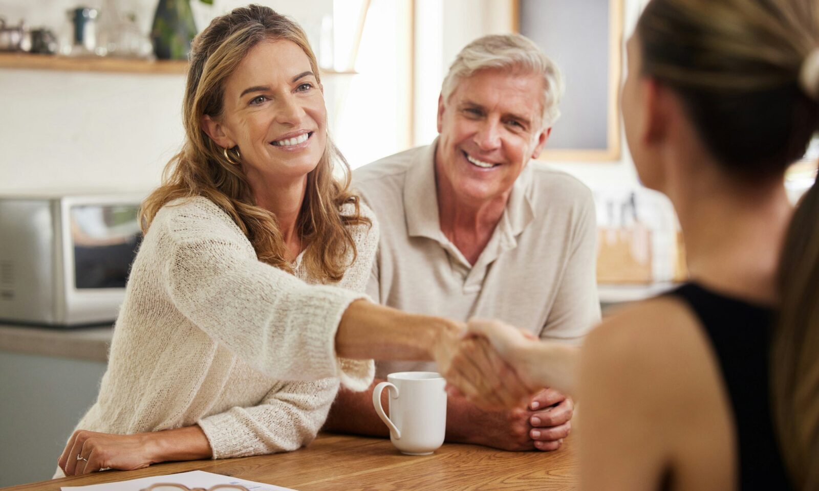 poignee-de-main-assurance-vie-et-couple-de-seniors-avec-avocat-pour-hypotheque-impots-factures-propriete-et-finances