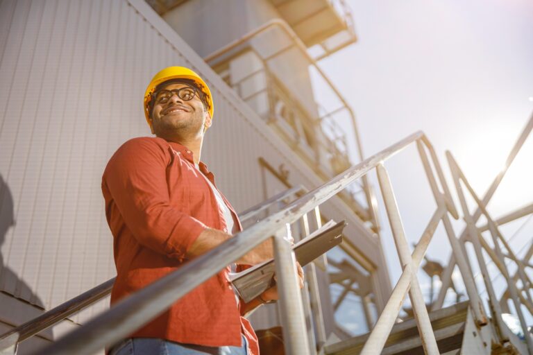 Trabalhador industrial em seu trabalho em uma planta industrial