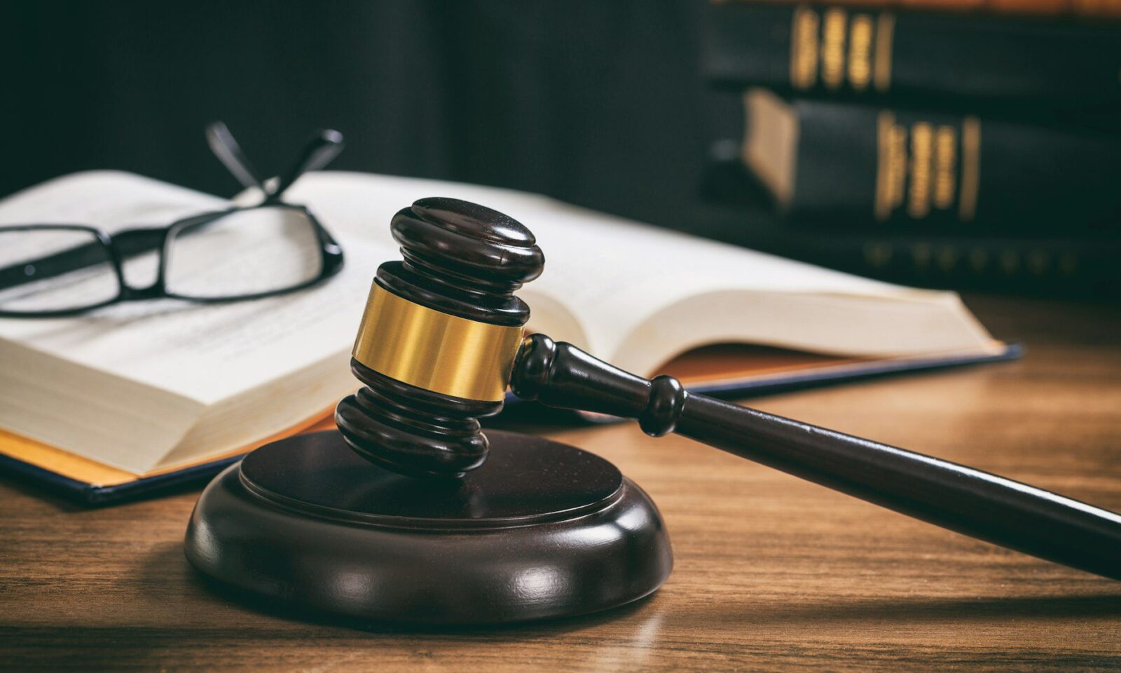 maillet-de-juge-sur-un-bureau-en-bois-livres-de-droit-en-arrière-plan