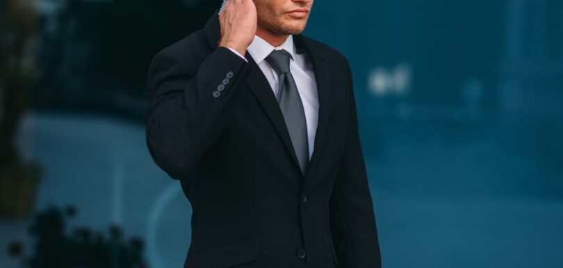 Un agent de sécurité masculin utilise un écouteur de sécurité en extérieur
