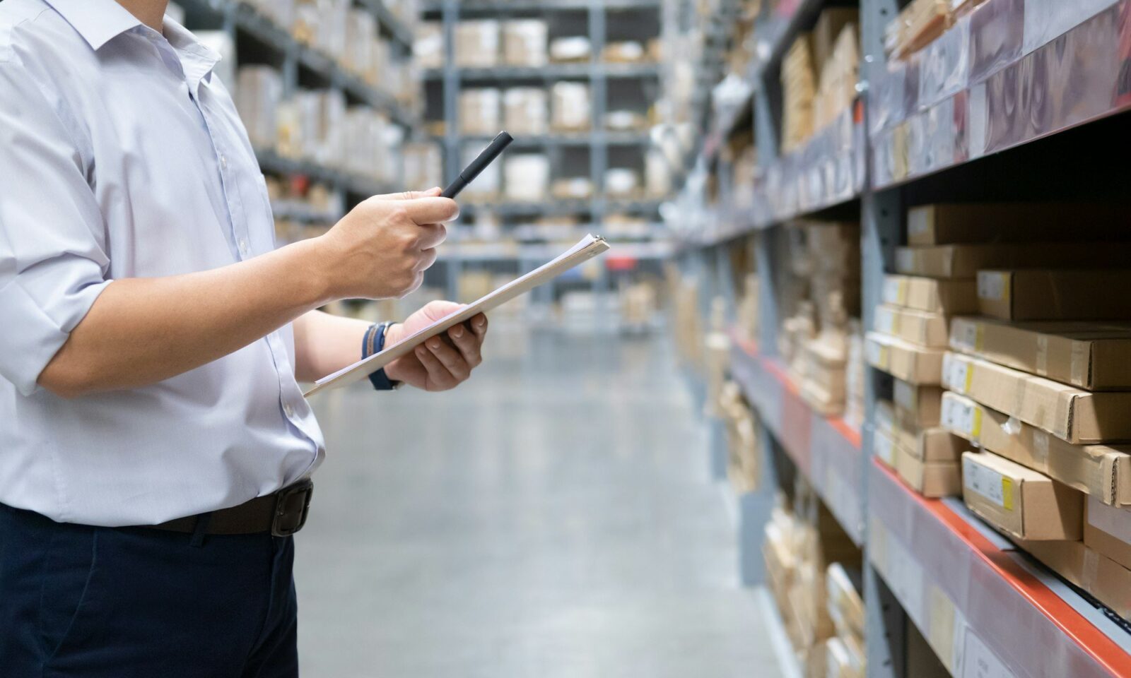 ouvrier d'entrepôt vérifiant des marchandises dans l'entrepôt