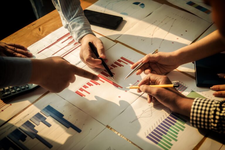 Réunion de chefs d'entreprise groupe discussion d'entreprise concept d'investissement au bureau