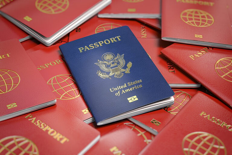 Passeport des États-Unis sur une pile de passeports d'autres pays. Concept d'immigration.