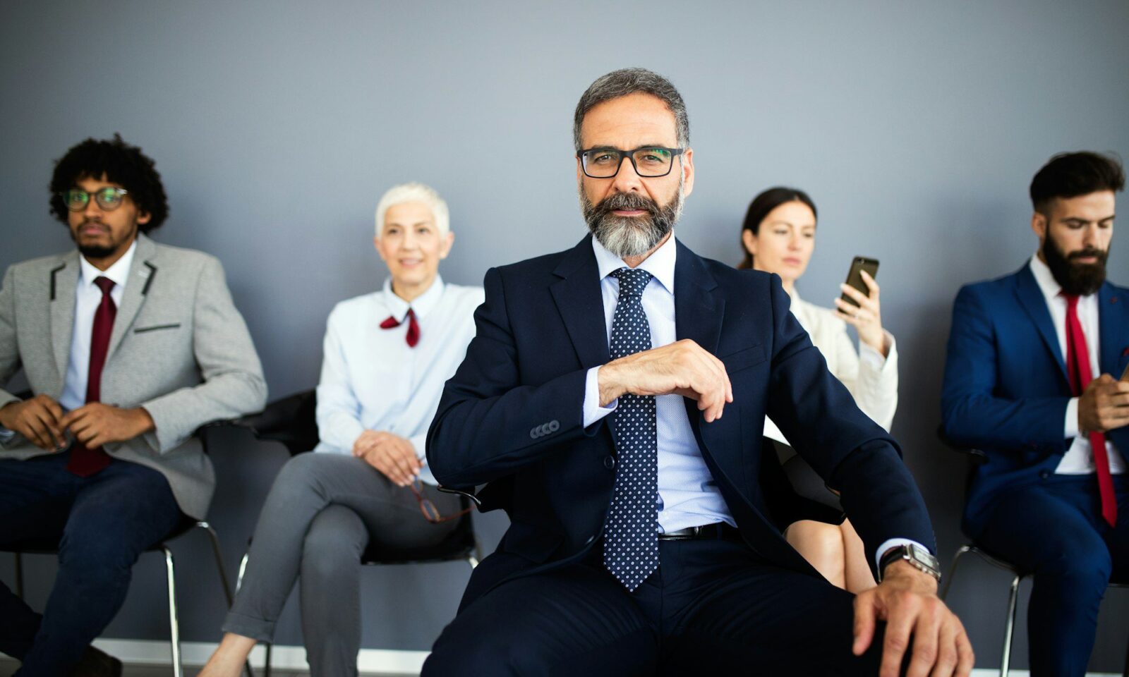portrait-de-personnes-d-affaires-heureuses-concept-d-assurance-financiere-et-de-marketing-d-affaires