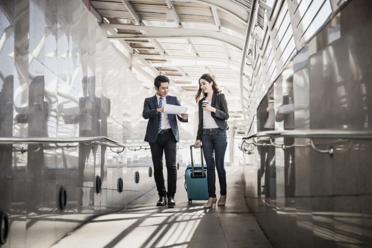 Portrait de deux professionnels se rencontrant avant un déplacement. Concept de voyage d'affaires