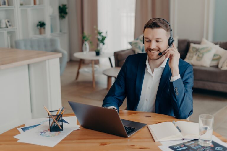 entrepreneur masculin barbu professionnel regarde un webinaire d'affaires éducatif en ligne