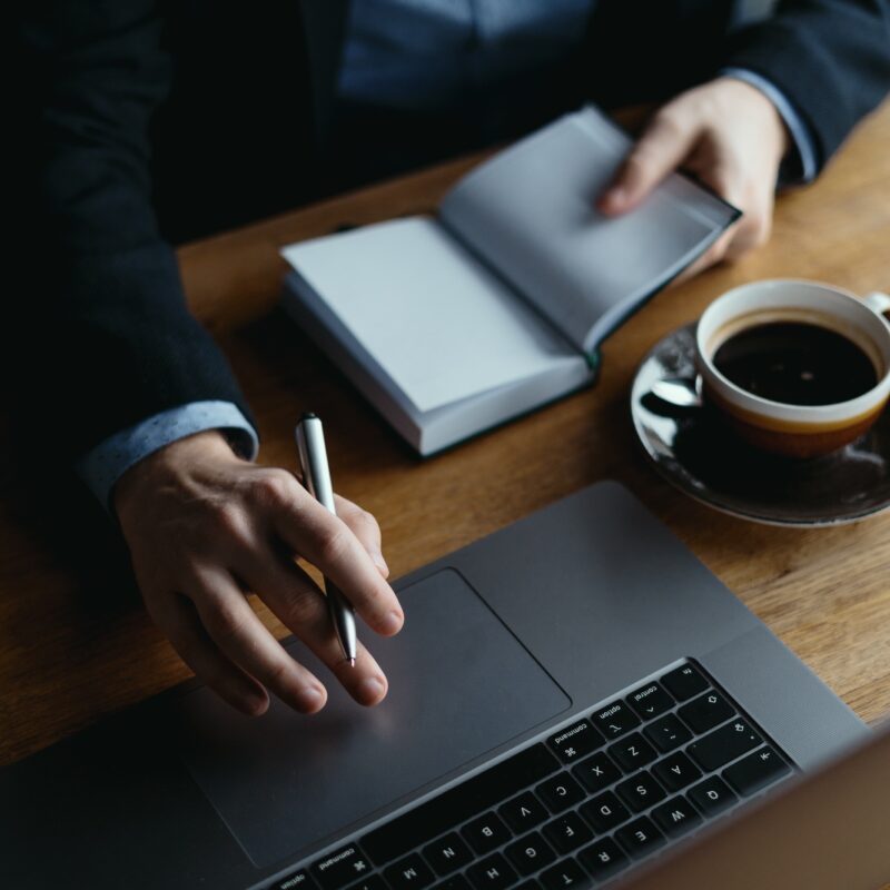 Concetto di ricerca uomo mano su un touchpad di laptop