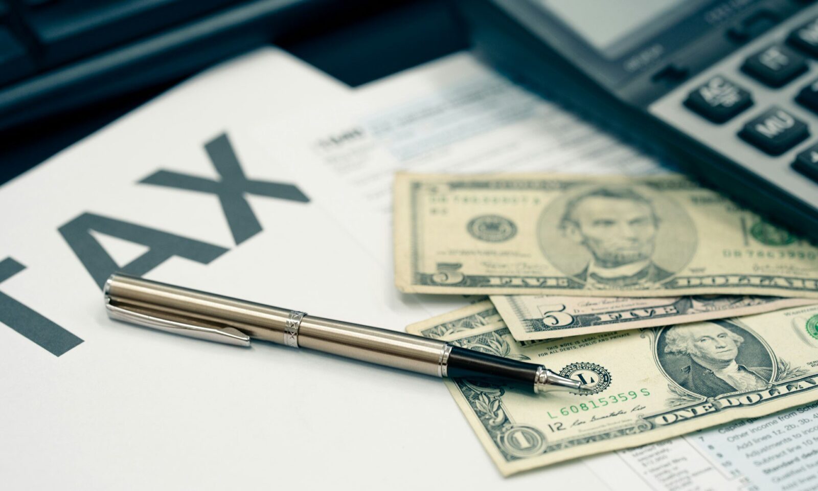 saison-fiscale-concept-planification-et-conseil-fiscal-service-entreprise-stylo-calculette-billet-de-dollar