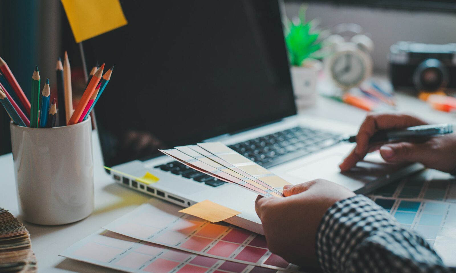 l'équipe-créative-de-graphistes-travaille-actuellement-sur-la-conception-et-la-sélection-des-couleurs