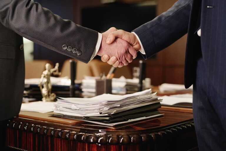 Deux partenaires commerciaux se serrant la main après des négociations
