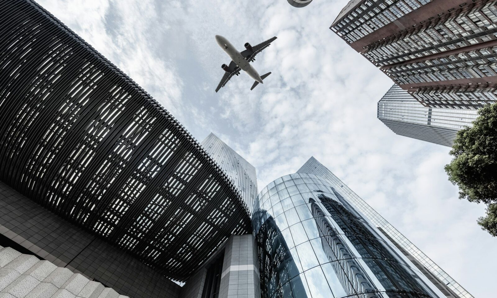 vista-de-cima-do-avião-e-edifício-moderno