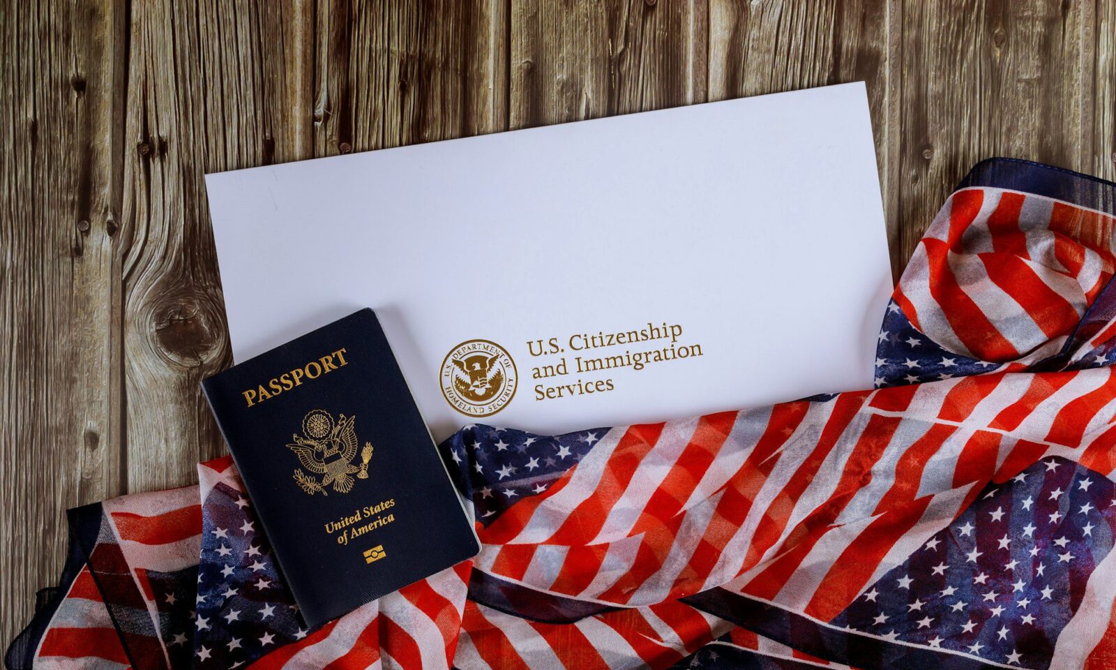 usa-passeport-et-certificat-de-naturalisation-drapeau-des-usa-sur-fond-bois