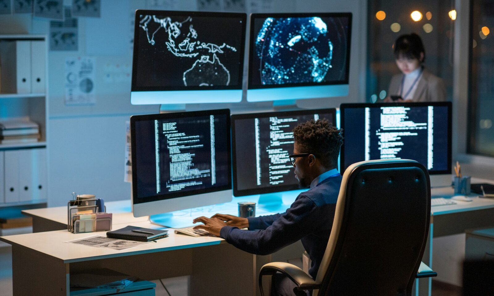 giovane-manager-contemporaneo-di-cybersecurity-che-digita-di-fronte-al-computer