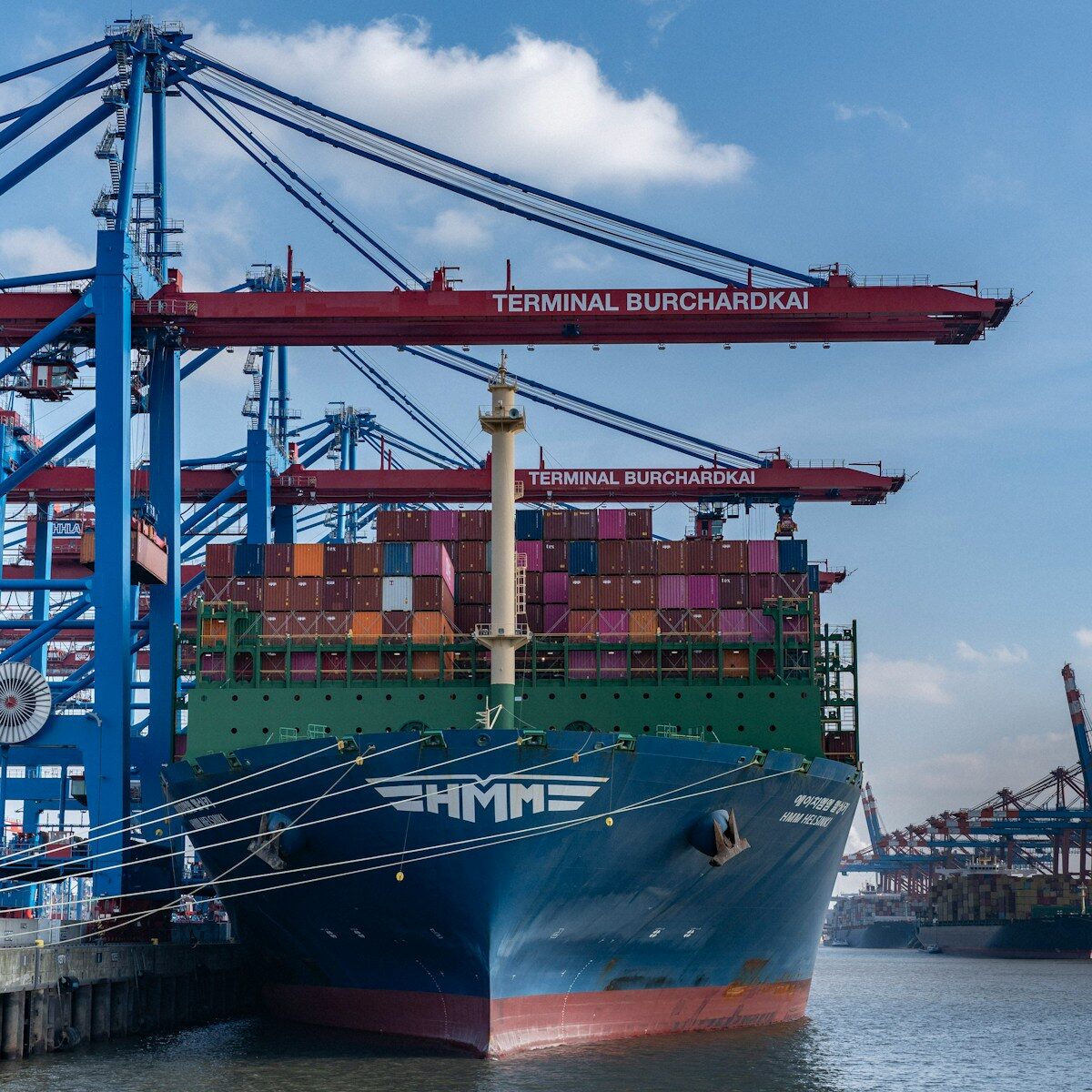 Un navire porte-conteneurs est amarré au port.